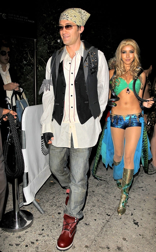 
	
	Matthew Morrison và Renee Puente hóa trang thành Justin Timberlake và Britney Spears.